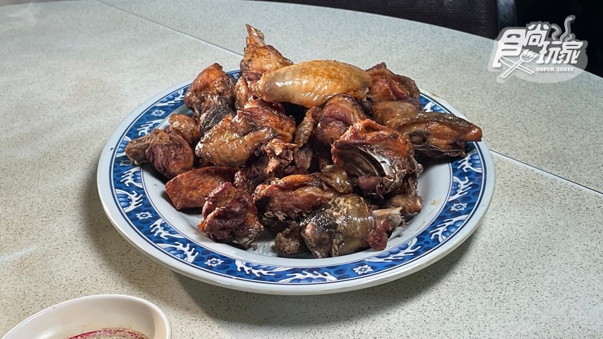 店家特製炸雞酥脆又軟嫩，一口接著一口超下酒。