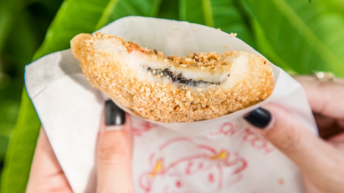 芝麻餡有點像芝麻湯圓裡的流沙口感，很好吃。（圖片來源：大手牽小手玩樂趣）