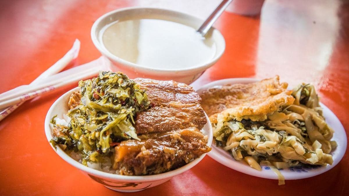 １碗爌肉飯、２樣小菜加１碗湯整套加起來竟然百元有找！真的太佛心。（圖片來源：大手牽小手。玩樂趣）