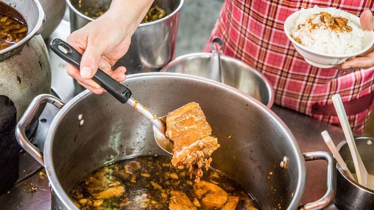 爌肉又厚又大塊，肥瘦相間超入味，鹹甜鹹甜的超下飯！（圖片來源：大手牽小手。玩樂趣）