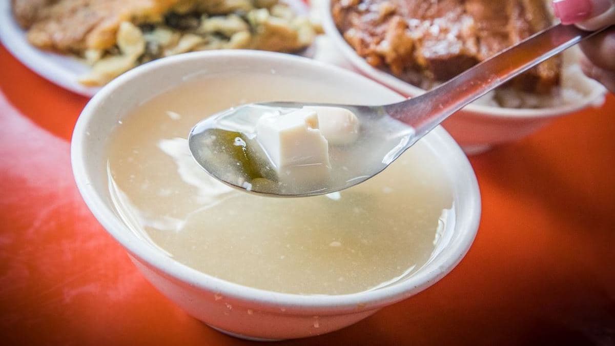 味噌湯內用竟然只要10元，裡面還有海帶芽跟豆腐，喝下去暖呼呼的。（圖片來源：大手牽小手。玩樂趣）