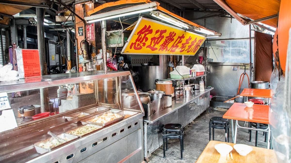 「陽光老店爌肉飯」隱藏在市場裡沒有明顯招牌，卻是在地超夯的排隊美食。（圖片來源：大手牽小手。玩樂趣）