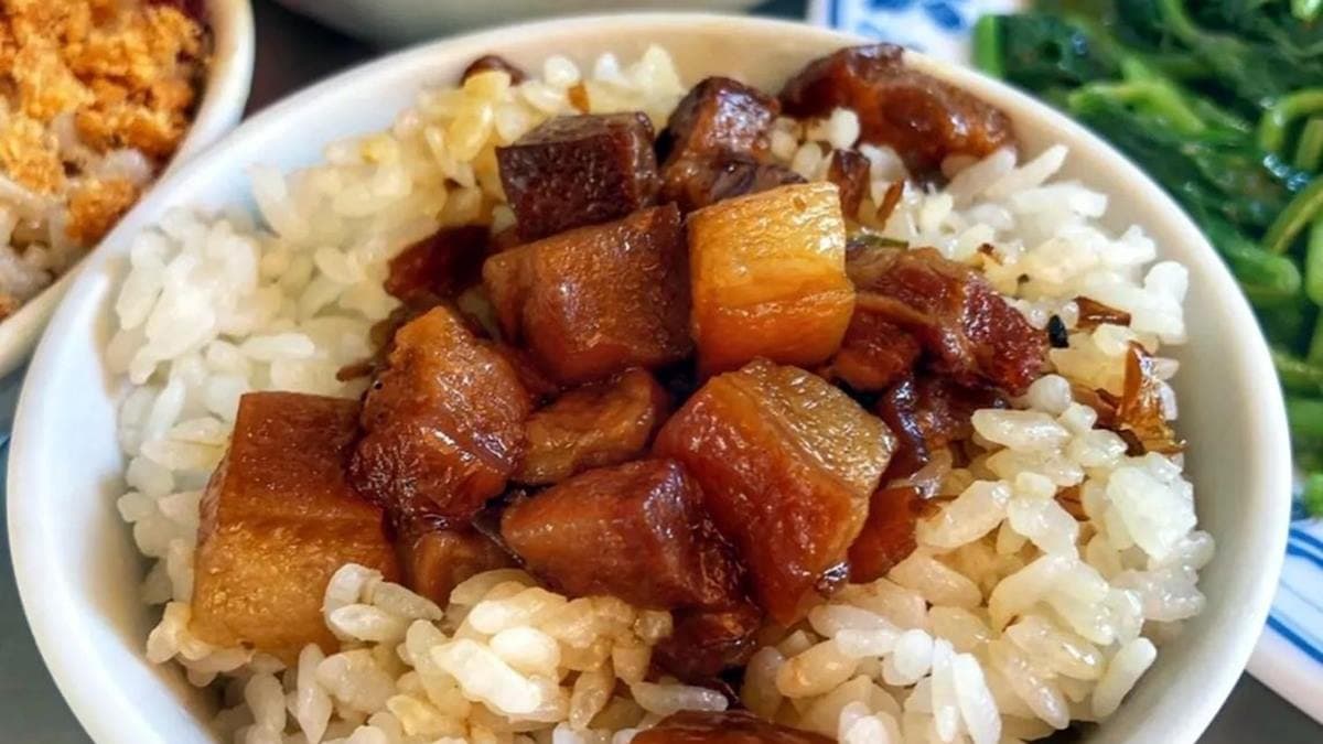 肉燥飯上頭肥滋滋的肉燥就是我的最愛，超下飯。（圖片來源：痴吃的玩）