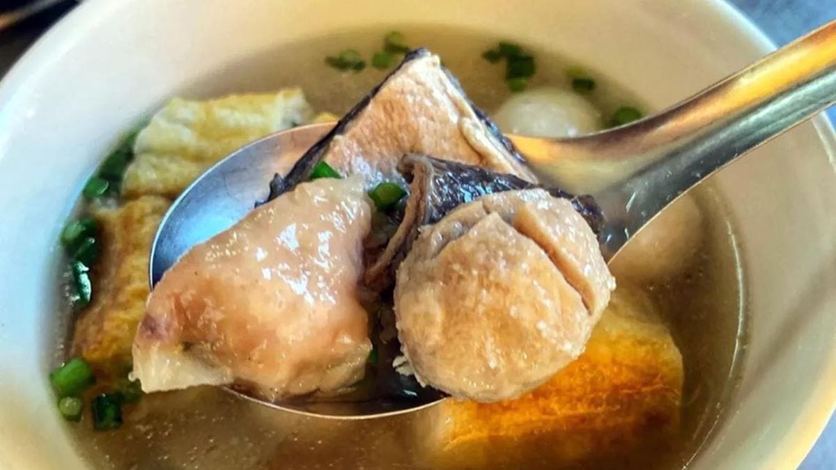 綜合湯有貢丸、魚餃、魚片、油條，料還挺多的。（圖片來源：痴吃的玩）