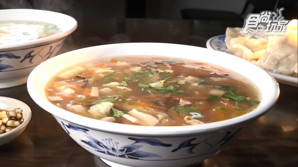 老饕吃水餃必配酸辣湯，一口接著一口很唰嘴。