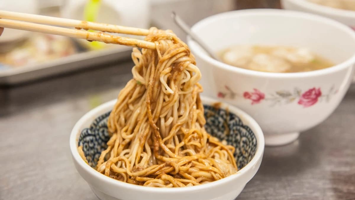 「炸麻麵」麻醬的香味很濃郁，加上鹹香的炸醬，濃稠度很剛好。（圖片來源：大手牽小手玩樂趣）
