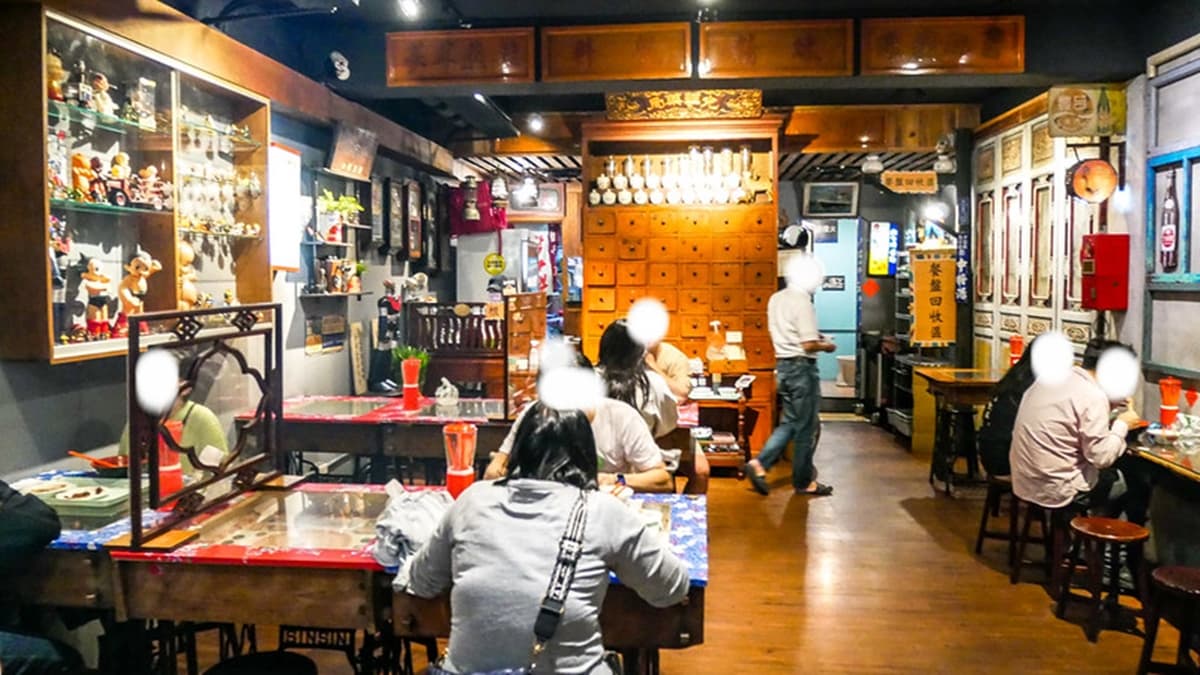 店裡擺滿多種復古擺設和古董。（圖片來源：鄉民食堂）