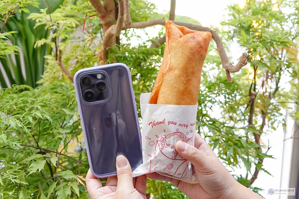 比iPhone還大!18公分「巨無霸炸春捲」僅45元,滿料棺材板、捲餅一咬爆餡 比iPhone還大!18公分「巨無霸炸春捲」僅45元,滿料棺材板、捲餅一咬爆餡
