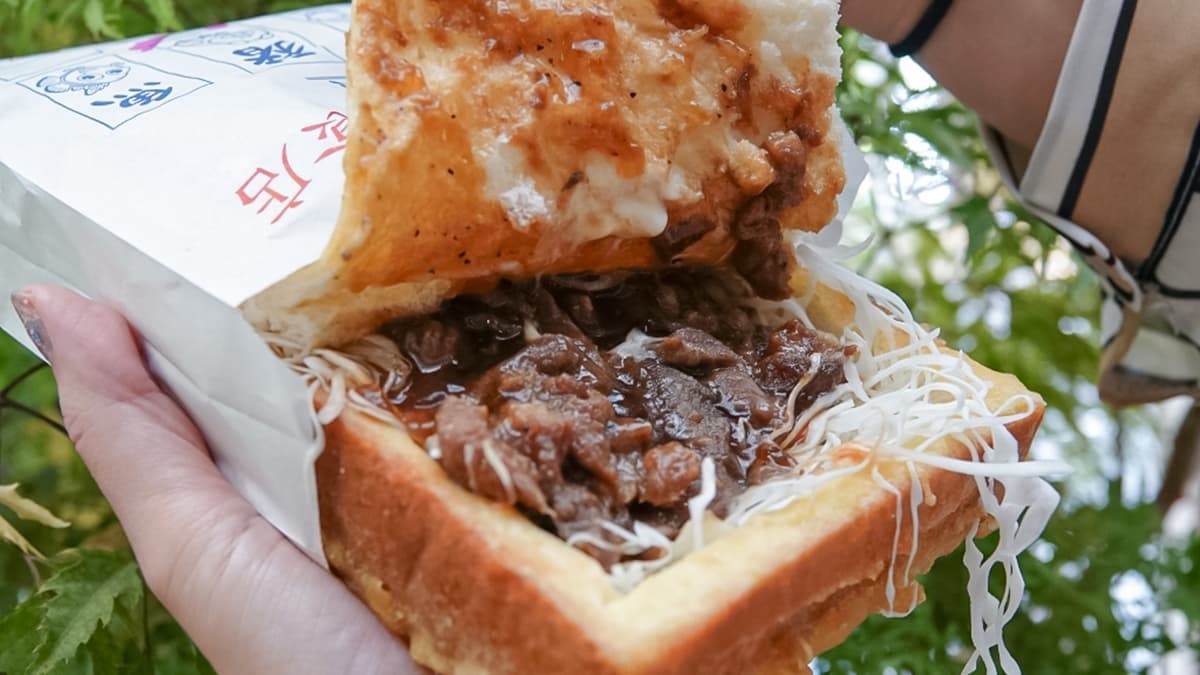 「豬肉棺材板」滑嫩的豬肉，搭配爽口的高麗菜超美味。（圖片來源：靜兒貪吃遊玩愛分享）