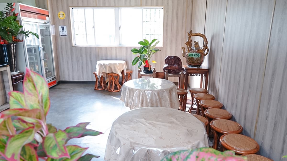 店內空間不大，總共只有４張桌椅，因此大部分人都是以外帶為主。（圖片來源：靜兒貪吃遊玩愛分享）