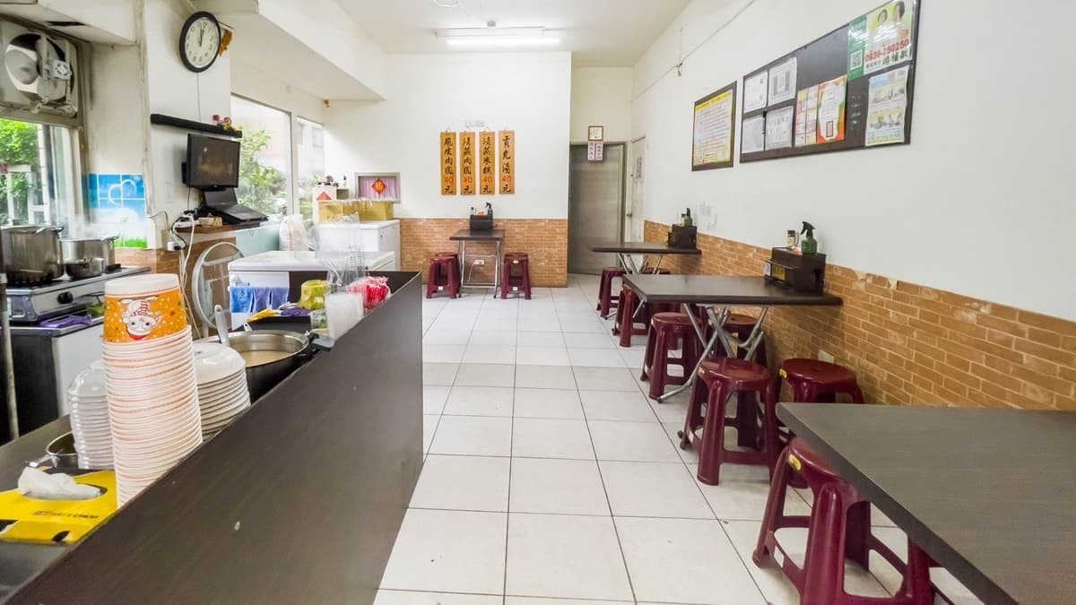 雖然隱身在巷弄中卻人氣不減，店面不大卻經常大排長龍。（圖片來源：小佳的幻想世界）