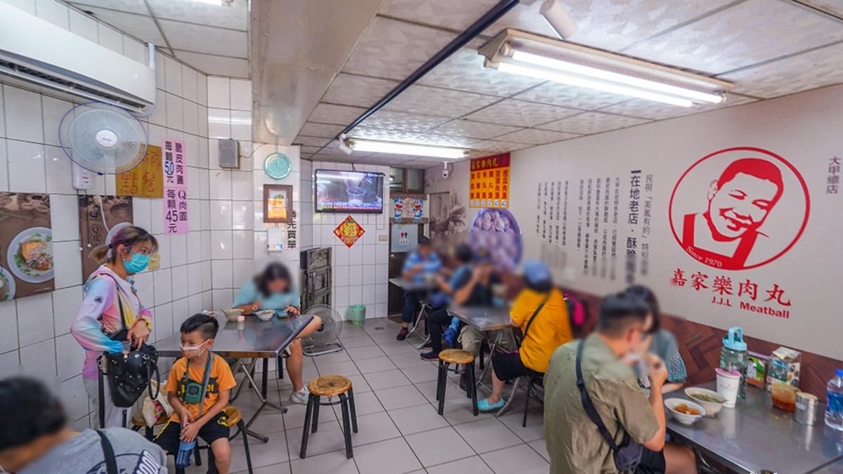 除了門口的座位之外，店裡面其實也有座位區。（圖片來源：剎有其食）