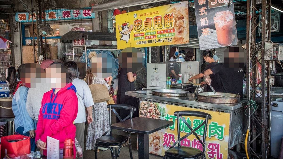 「忠貞甩餅」其實滿好辨識的，常會看到一堆人在排隊。（圖片來源：大手牽小手玩樂趣）