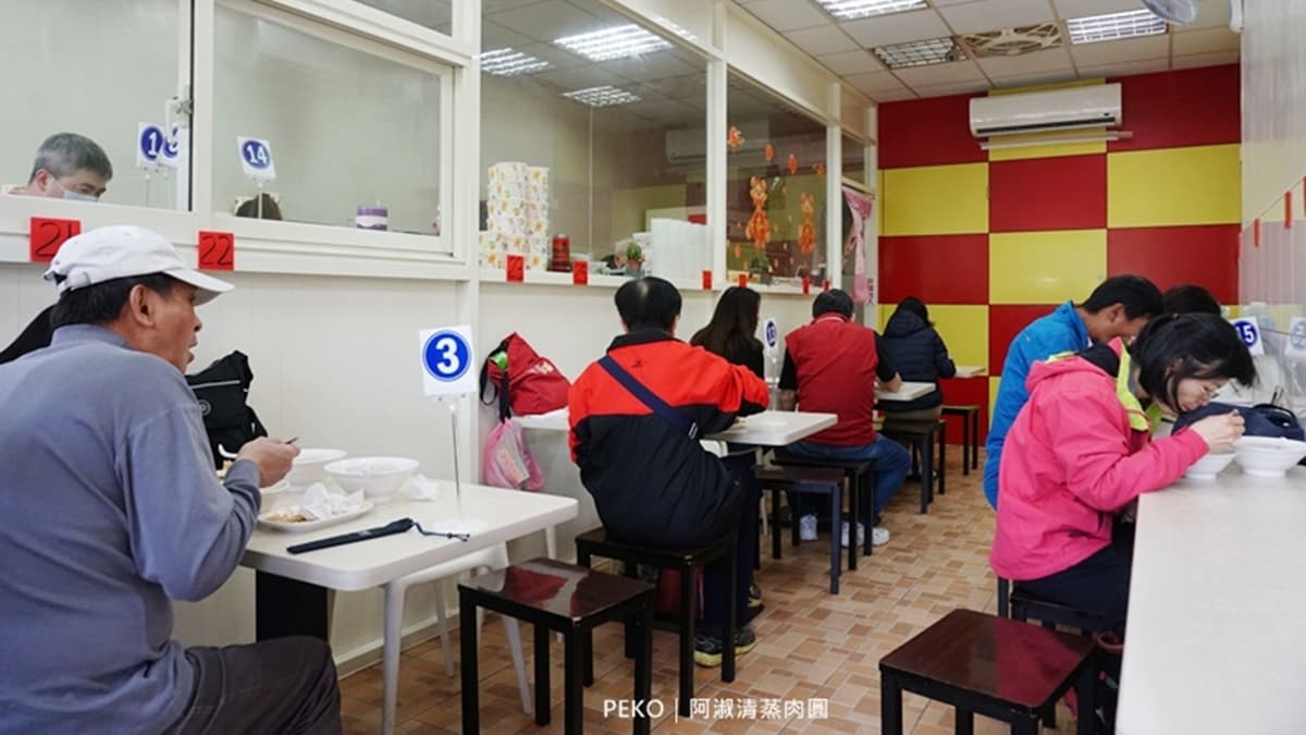 店家因為生意太好，因此都採併桌用餐。（圖片來源：PEKO の Simple Life）