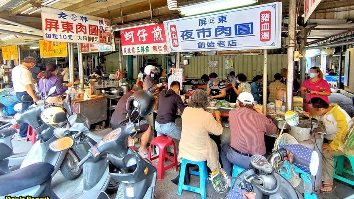 店家位於屏東民族夜市內，攤位前坐了滿滿人潮。（圖片來源：大口老師的走跳學堂!）