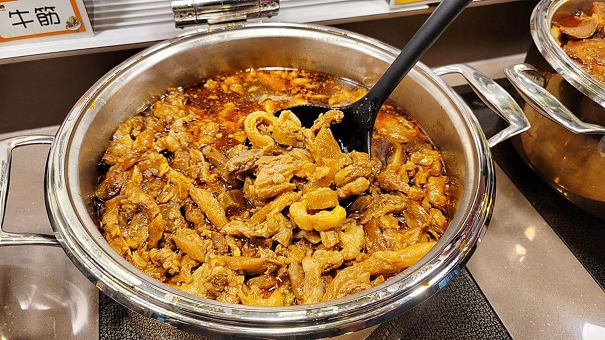 挑戰全台最便宜！270元「火鍋吃到飽」免收服務費，爽嗑50種食材快手刀訂位