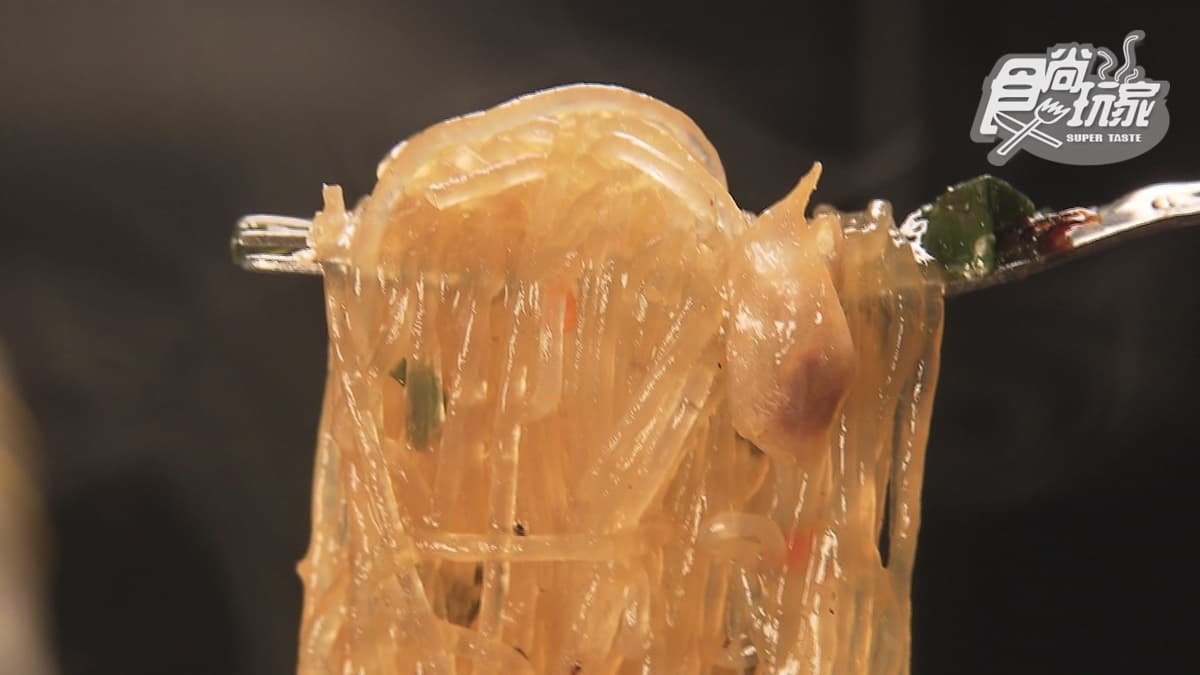 冬粉吸飽湯汁，口感吃起來很Q彈。