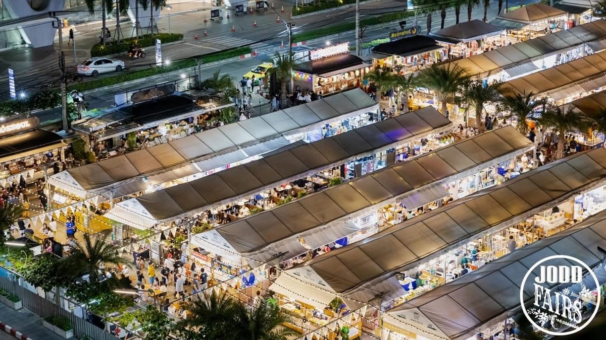 整體夜市以白色為主色調，晚上點燈起來超有氣氛。（圖片來源：JODD FAIRS）