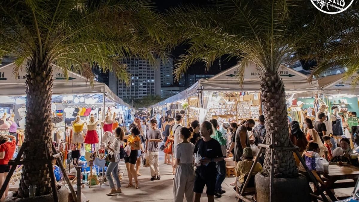 夜市裡各種美食、服飾與各式小物的攤位通通有。（圖片來源：JODD FAIRS）