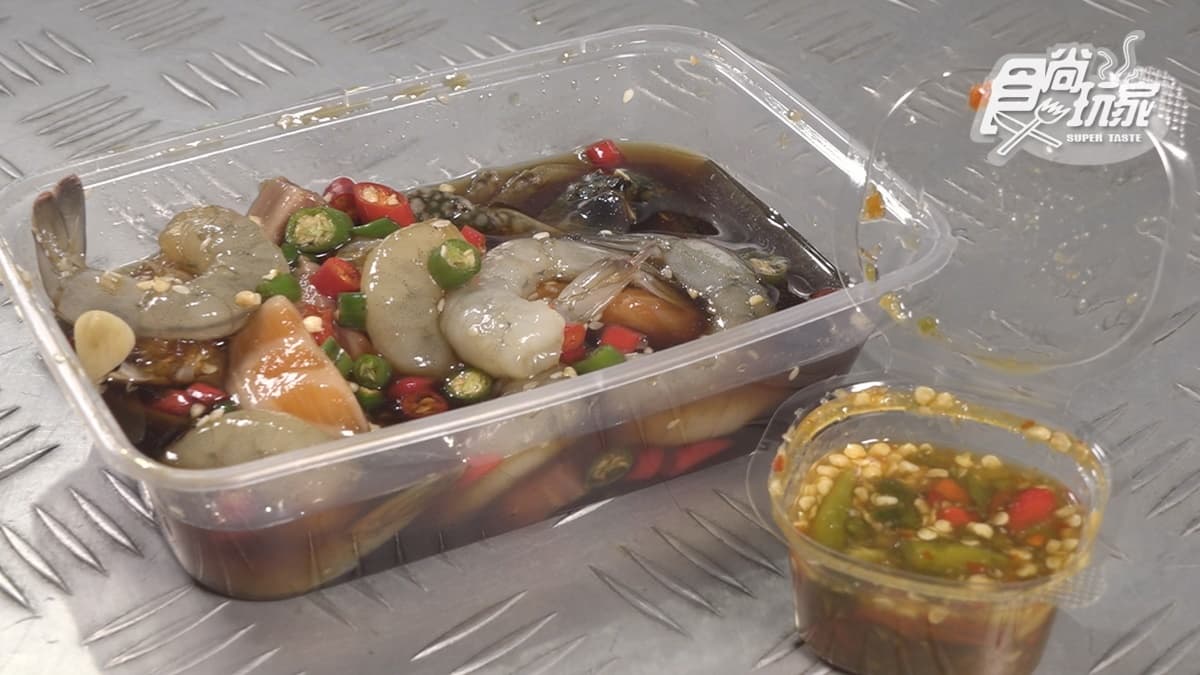 「酸辣生蝦」是夜市推薦的料理之一。