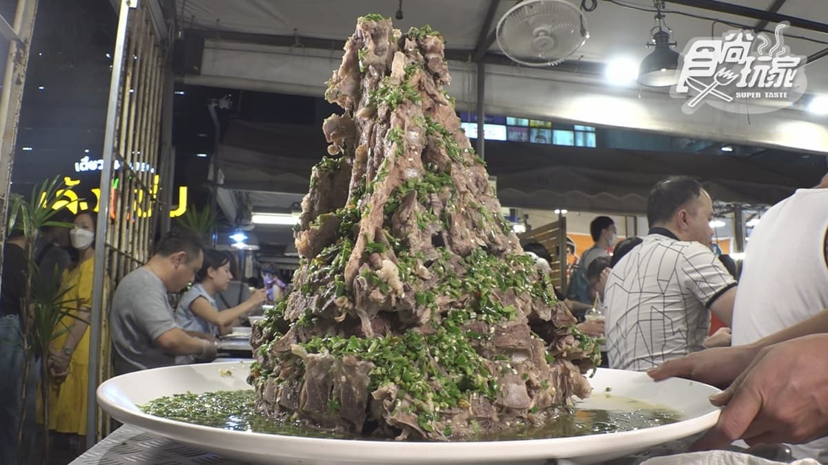 夜市中非常有名的「巨型火山排骨」超吸睛。