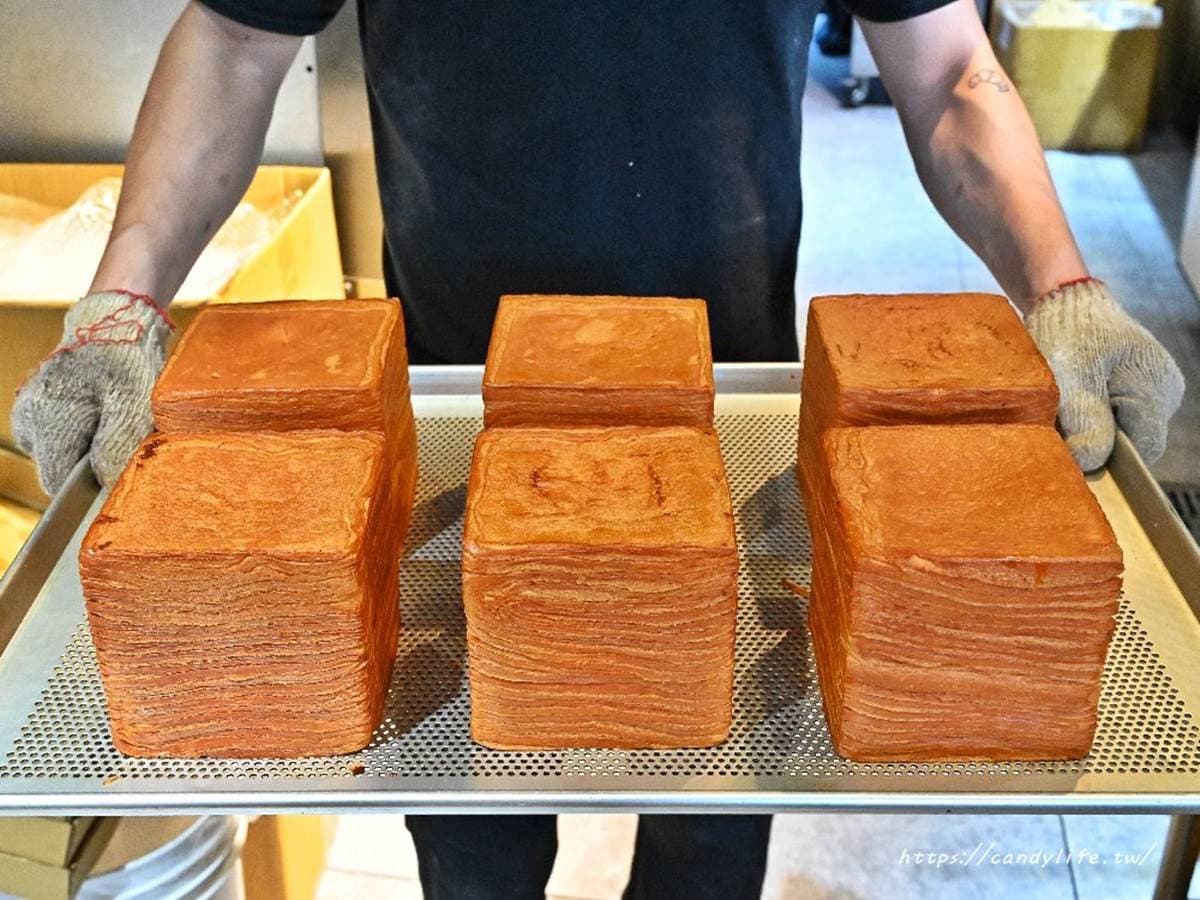 只買１條不夠啦！日銷千條「千層吐司」邊撕邊吃超有趣，熱狗造型泡芙也萌翻