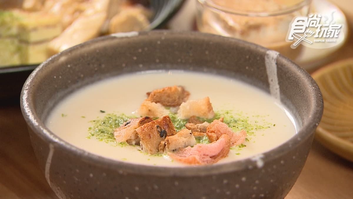 「洋蔥濃湯」加上一點的麵包丁，跟微微的香料調味。