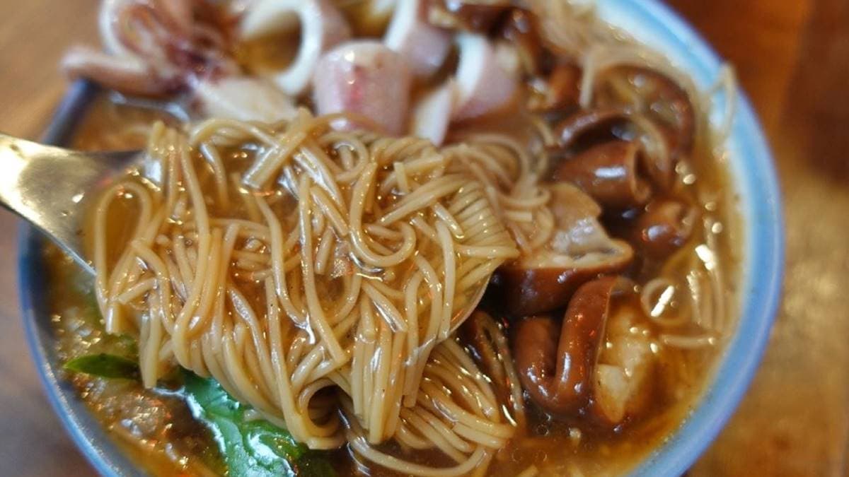 麵線湯頭還滿清甜的，吃起來清爽不膩口。（圖片來源：瑋瑋美食萬歲）