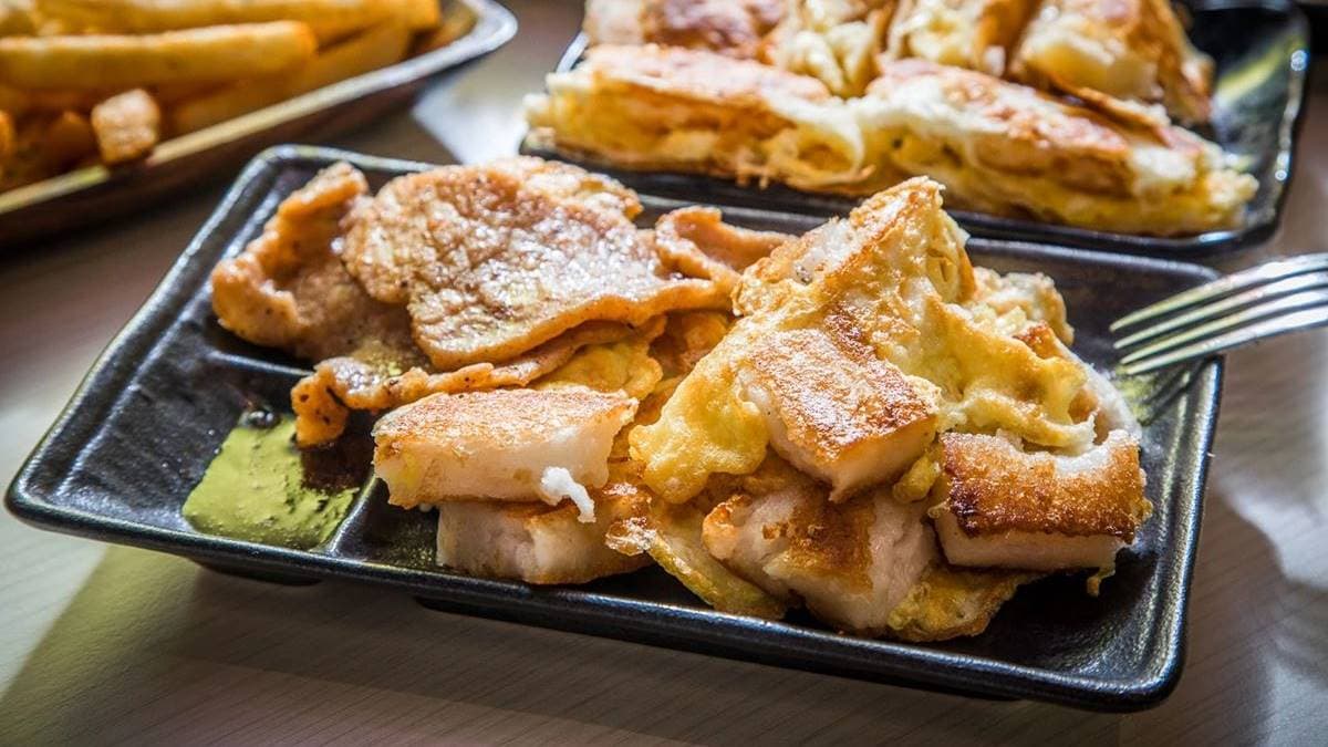 「蘿蔔糕加蛋」是店招牌之二，懂吃的還會加豬排一起吃，超好吃！（圖片來源：大手牽小手玩樂趣）