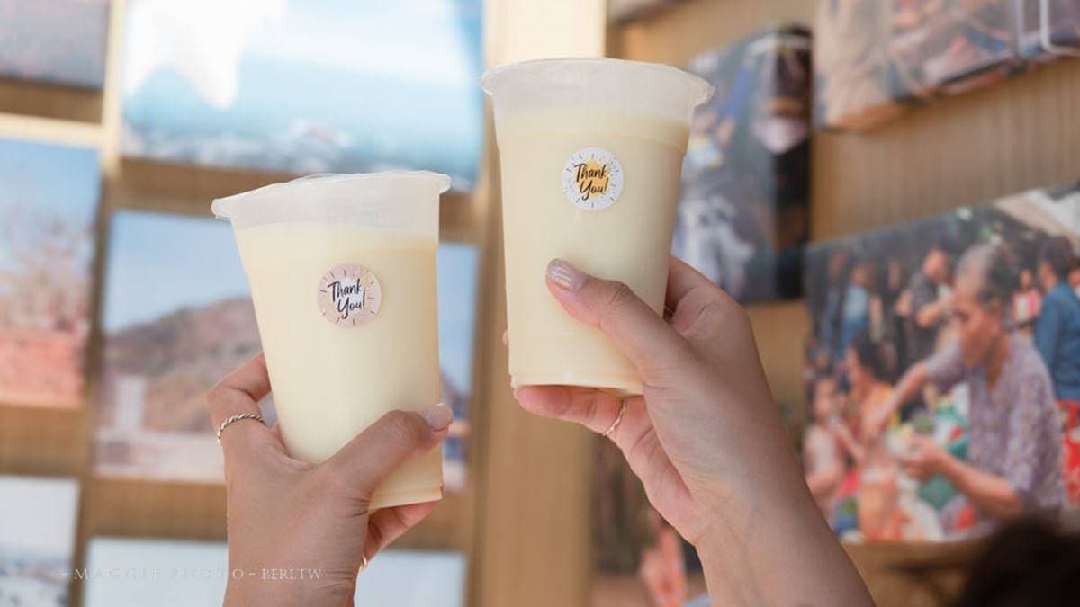 除了麵包外，基本標配還要外加１杯綠奶茶、綠豆漿更對味。（圖片來源：莓姬貝利食事旅行）