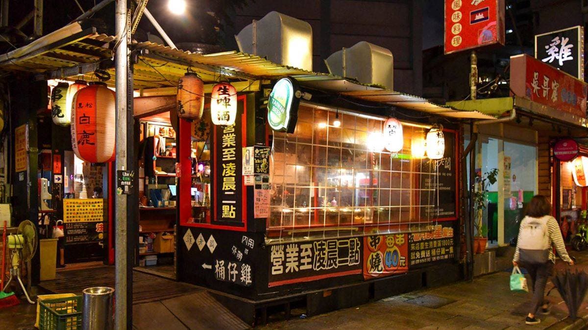「雞老闆桶仔雞」位於長春路跟慶城街口。（圖片來源：我是呂萱萱-吃喝玩樂愛分享）