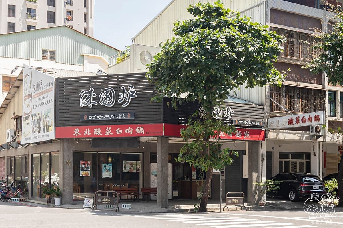 鴨血、豆腐續加免費！開嗑台中高CP值酸菜白肉鍋，雙層設計２種口味１次享受