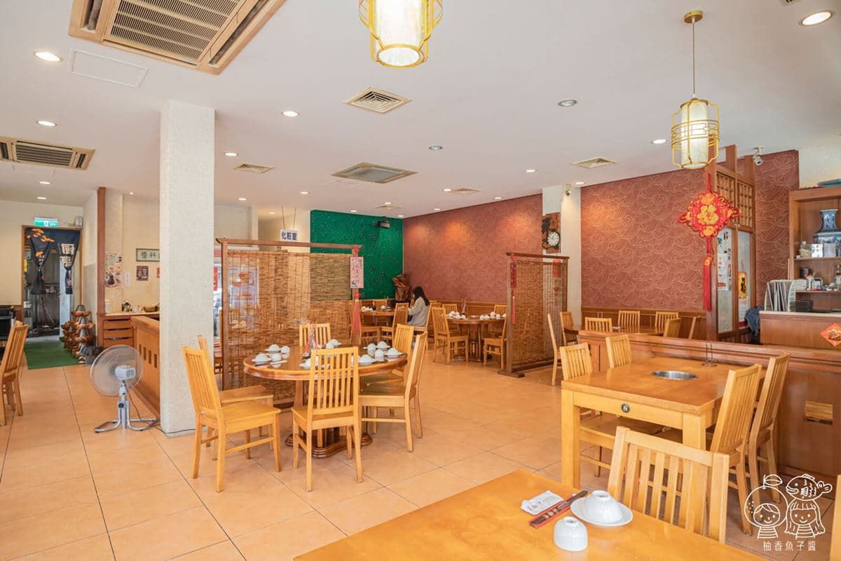 鴨血、豆腐續加免費！開嗑台中高CP值酸菜白肉鍋，雙層設計２種口味１次享受