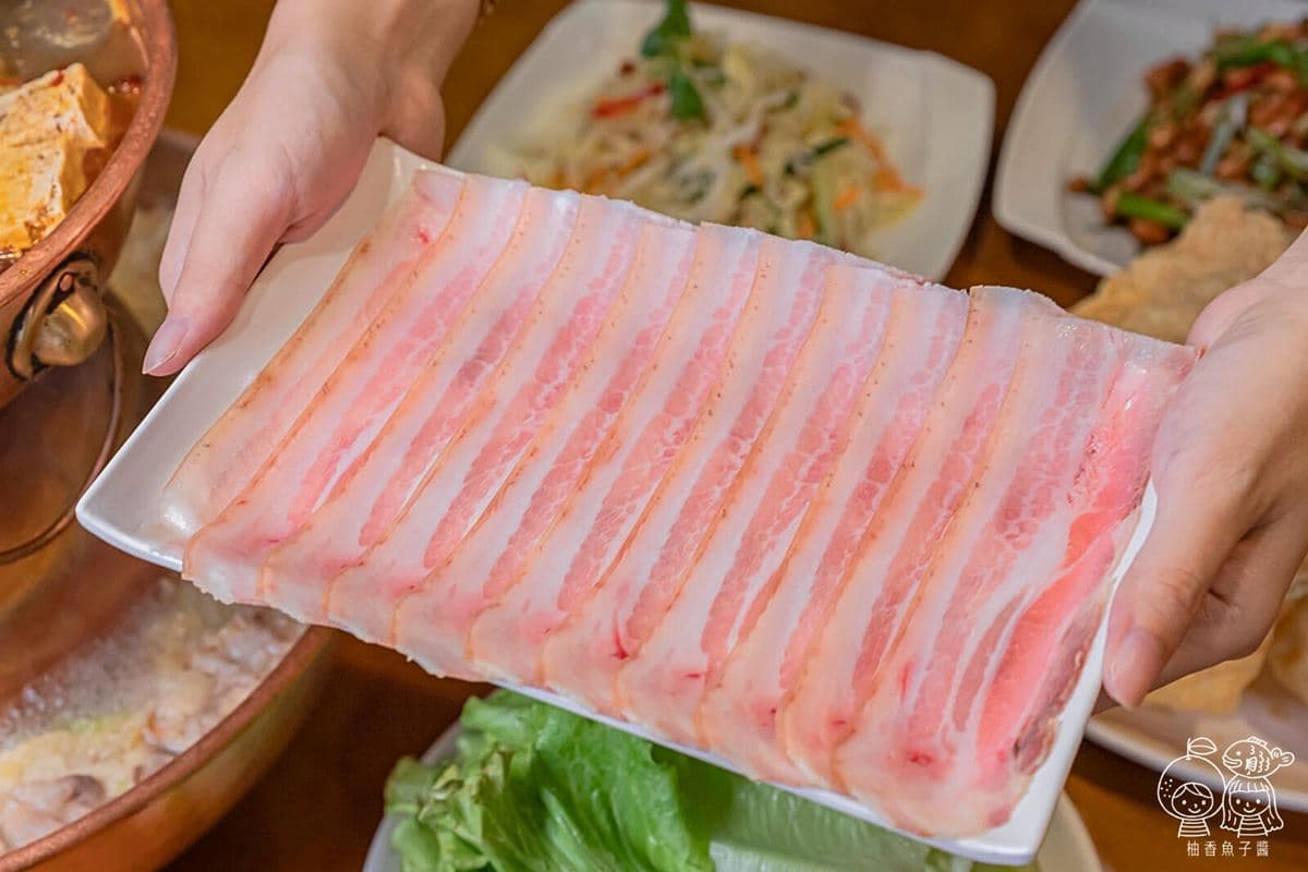 鴨血、豆腐續加免費！開嗑台中高CP值酸菜白肉鍋，雙層設計２種口味１次享受