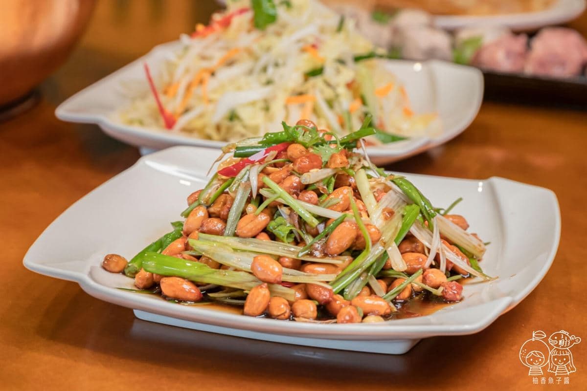 鴨血、豆腐續加免費！開嗑台中高CP值酸菜白肉鍋，雙層設計２種口味１次享受