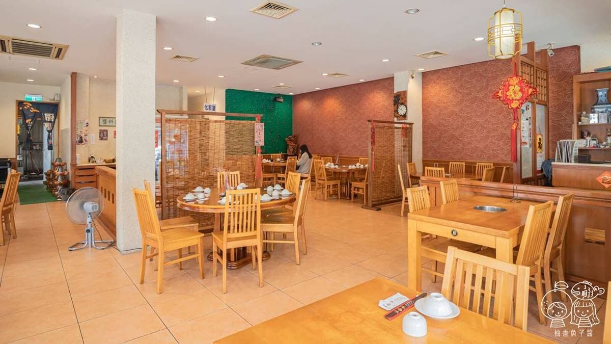 店內古色古香的中式氛圍，座位也不少，相當適合聚餐。（圖片來源：柚香魚子醬的蹦蹦跳跳）