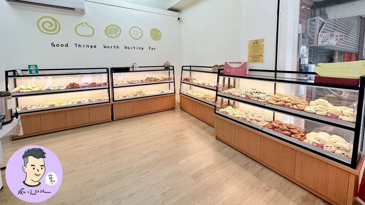 走進店內可以看到櫃子排滿各式各樣的饅頭，方便顧客做選擇。（圖片來源：痴吃的玩）
