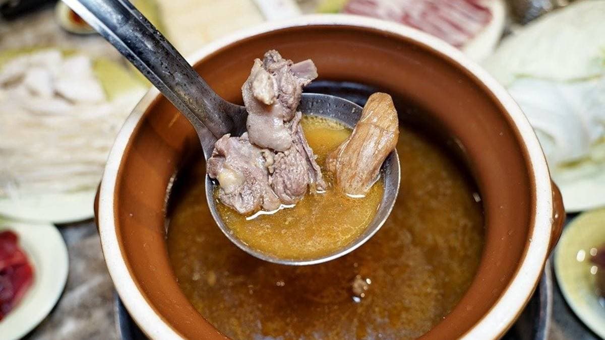 鴨肉部份嘗起來是嫩中帶點嚼勁。（圖片來源：​​​​​​​跟著踢小米吃喝玩樂趣）