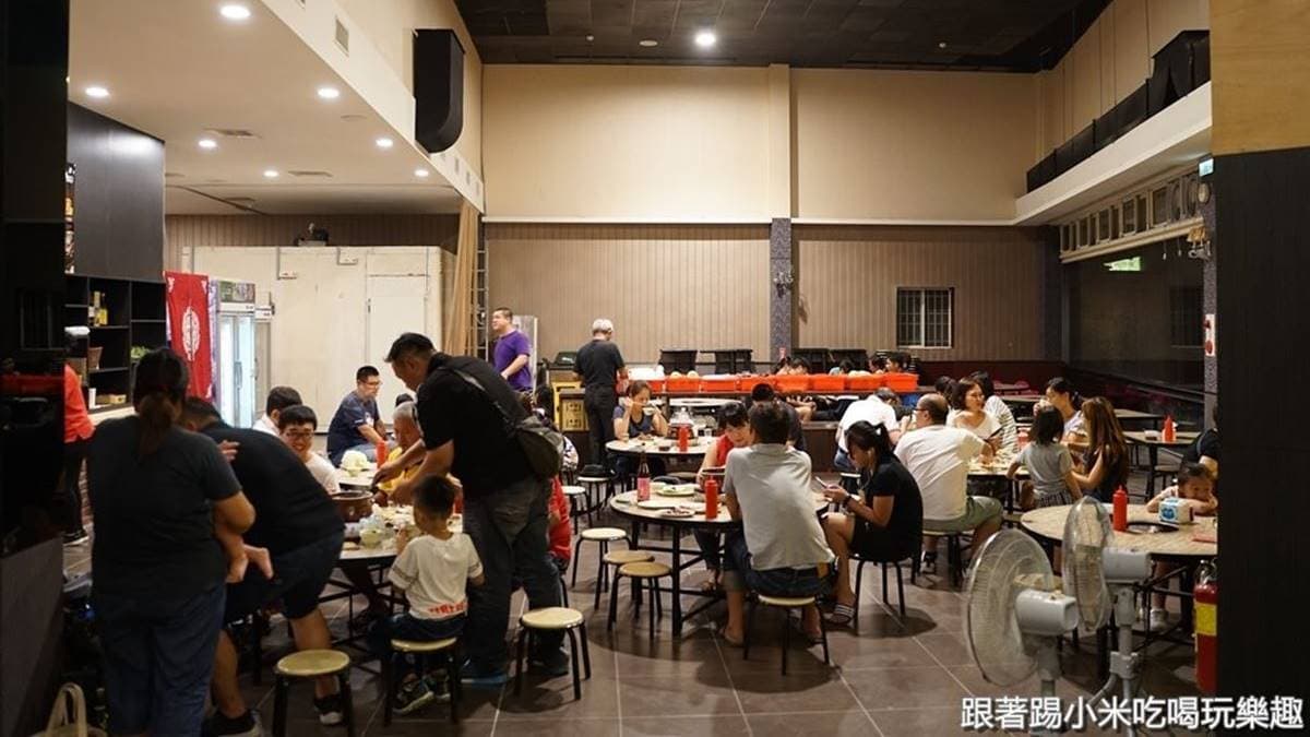 內用座位是吃薑母鴨最傳統的矮桌子加矮椅子。（圖片來源：​​​​​​​跟著踢小米吃喝玩樂趣）