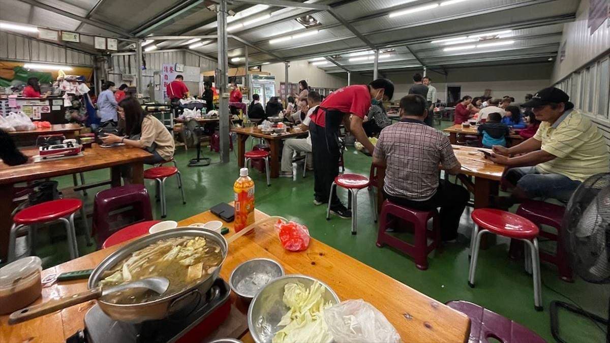 店家從下午３點半開始營業，６點過後幾乎就客滿了。（圖片來源：愛伊特的分享樂園）