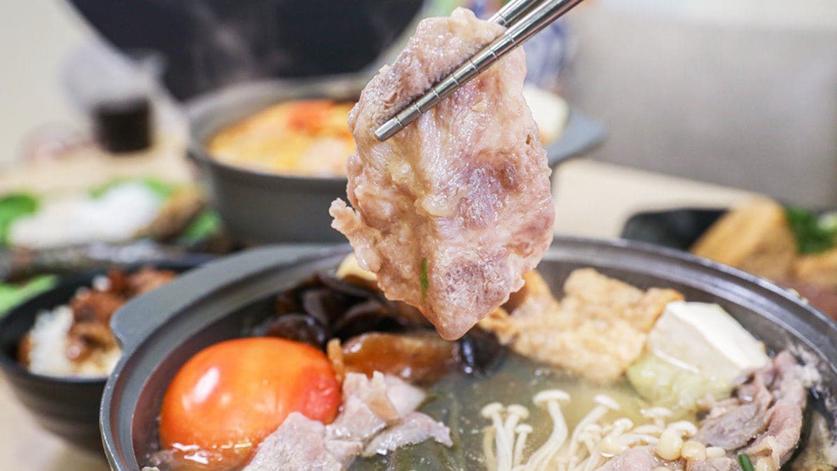 湯底首推經典台味的「剝皮辣椒鍋」，微辣卻又溫和順口。（圖片來源：Nana愛旅行札記）