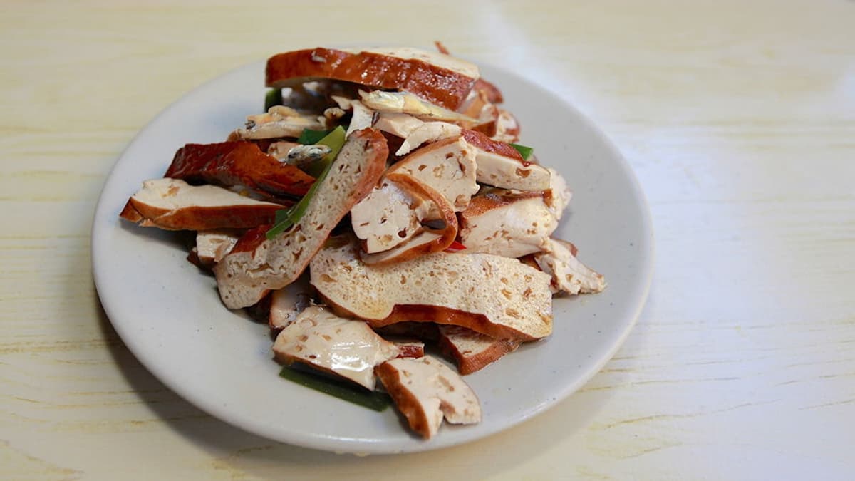 豆干滷得超入味不死鹹，非常好吃。（圖片來源：樂天小高の美食之旅）