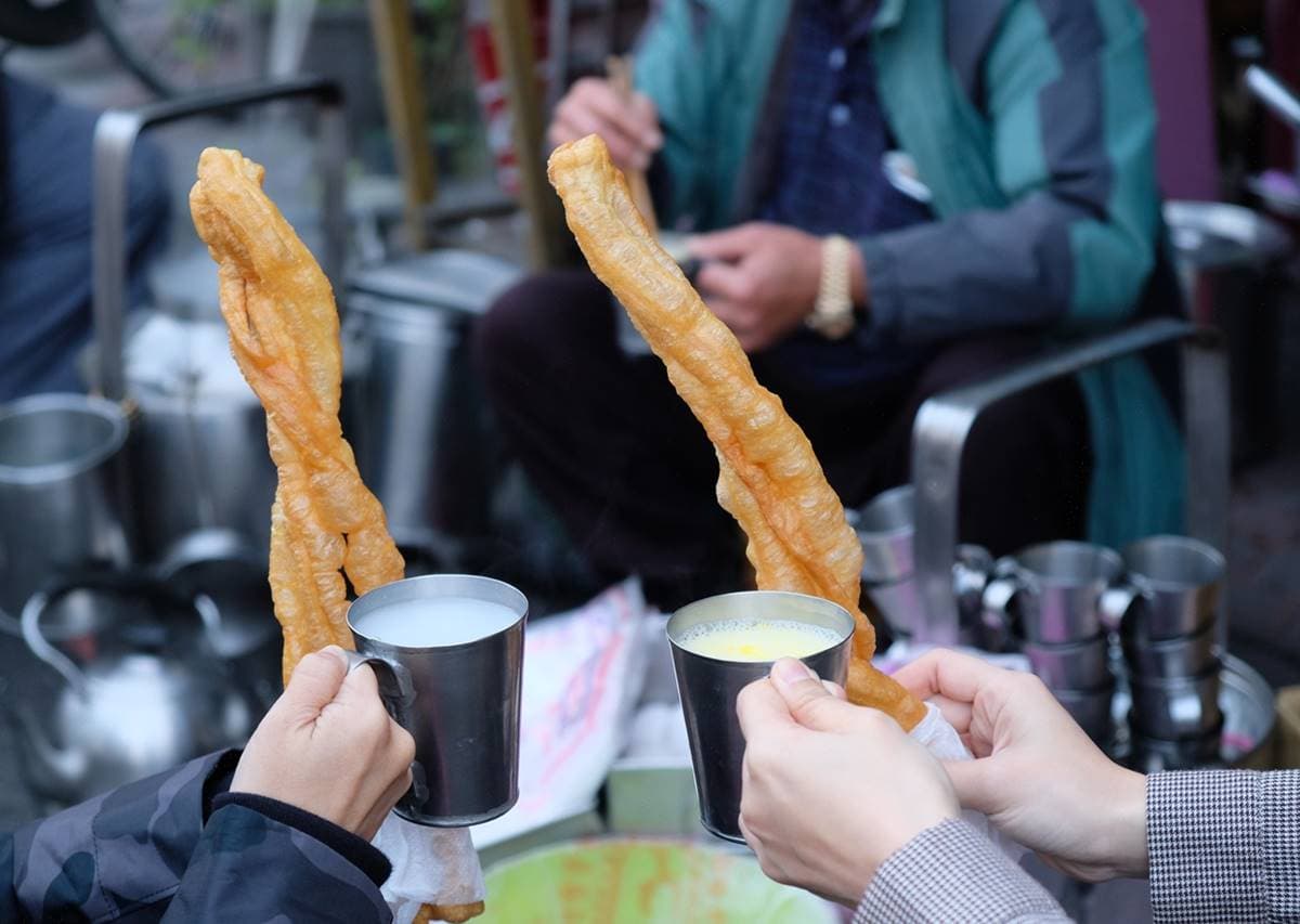 路邊直接開煮!80年「炭燒杏仁茶」激推必加蛋黃,嘉義最接地氣台味早餐 路邊直接開煮!80年「炭燒杏仁茶」激推必加蛋黃,嘉義最接地氣台味早餐