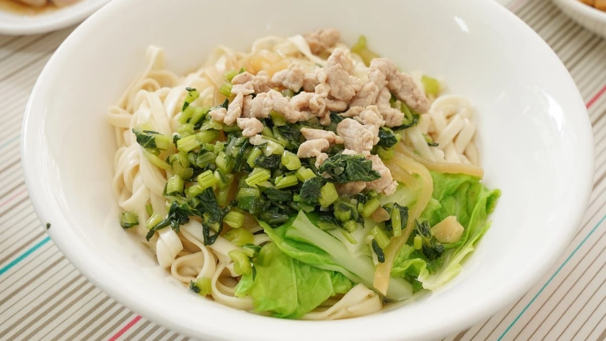 「榨雪菜肉絲乾麵」雪菜特有的苦味，搭上榨菜鹹香，非常好吃。（圖片來源：美食好芃友）