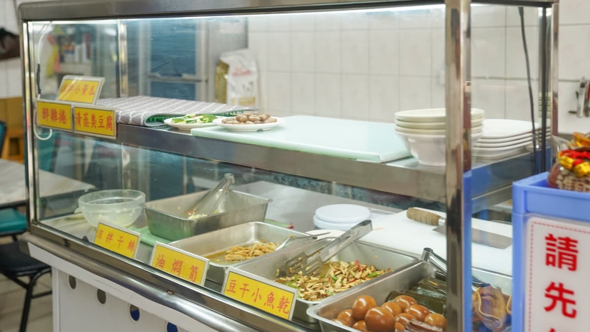 前台有各式小菜可以選擇。（圖片來源：美食好芃友）