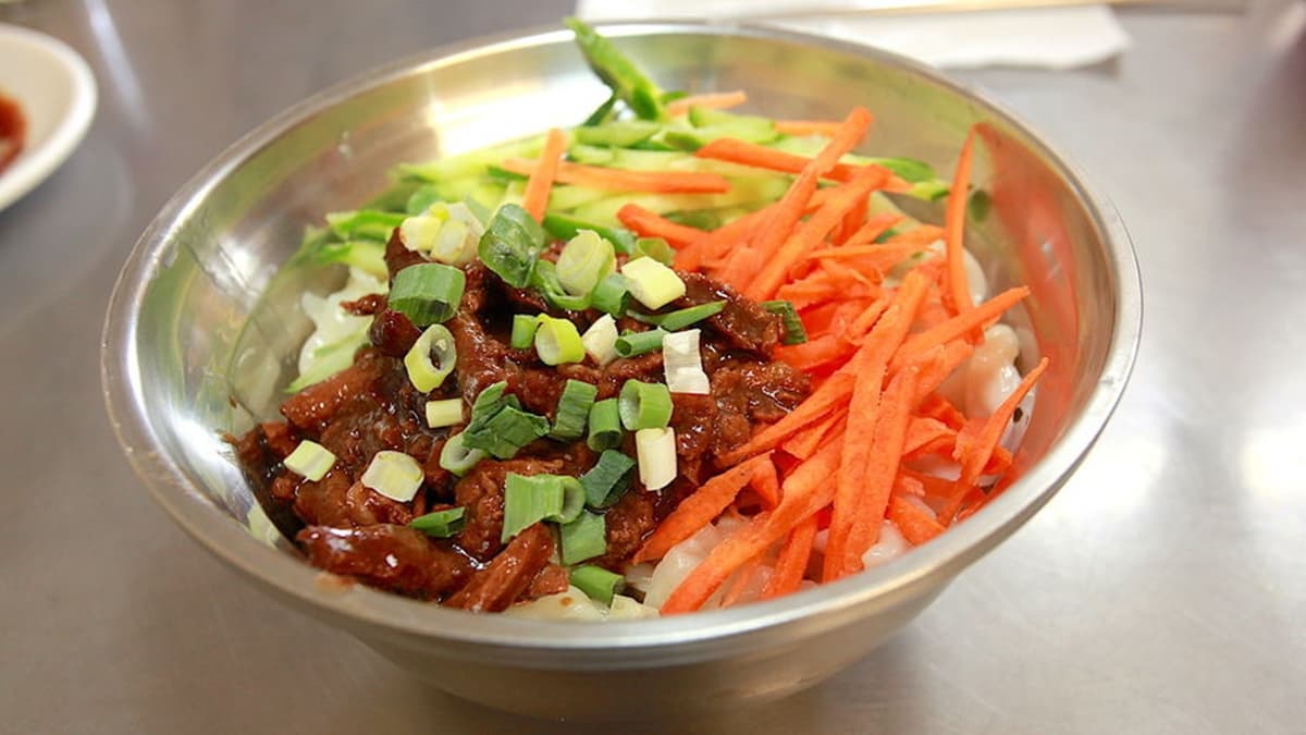 炸醬麵有豆干、豬肉丁和小魚乾等，與炸醬充分攪拌滋味十足。（圖片來源：樂天小高の美食之旅）