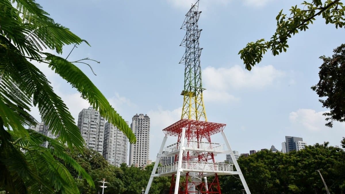 「光之塔」聳立於高雄三民區同盟路與自立路口的三民公園內。（圖片來源：西莉亞玩樂人生）