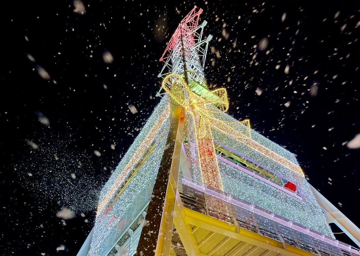 如置身日劇《初戀》場景！打卡高雄「全台最大耶誕禮物盒」，再賞夢幻雪花秀