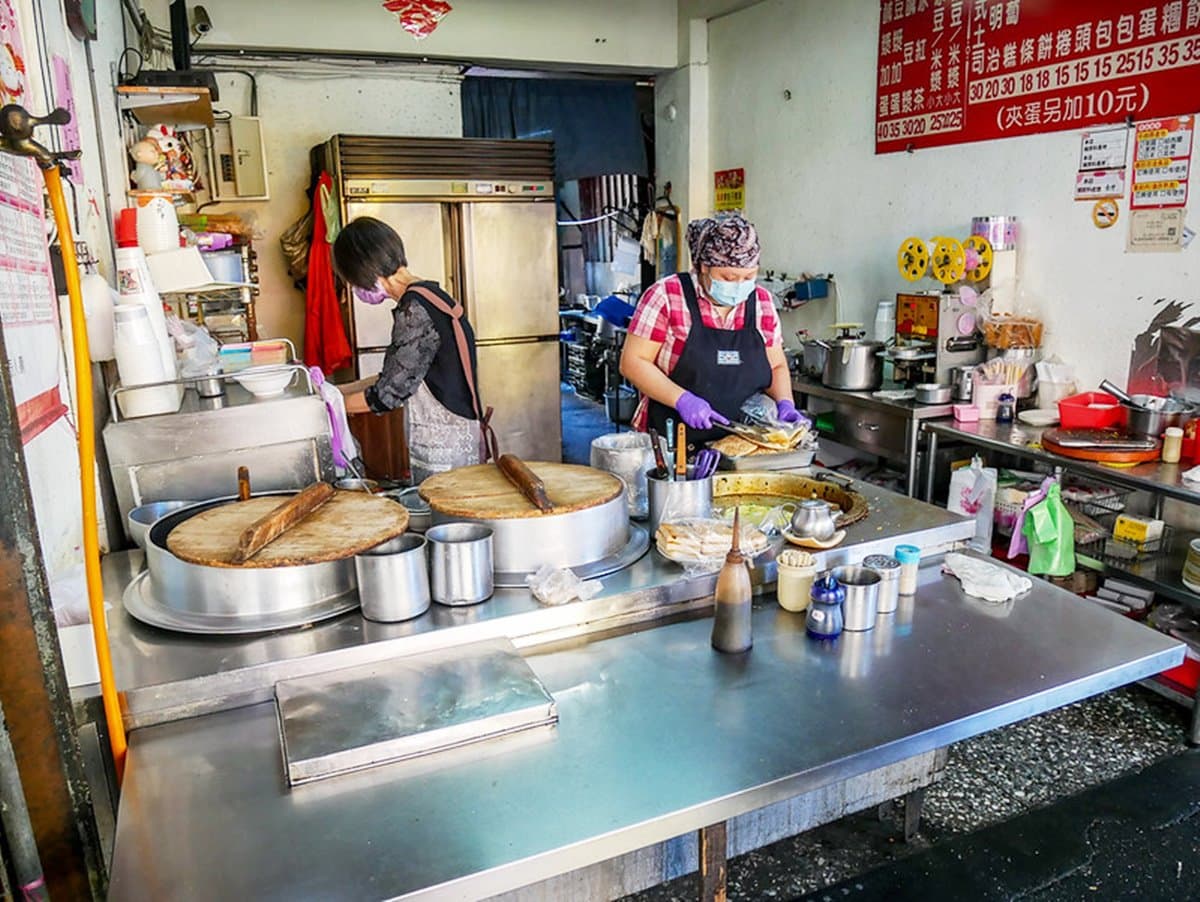 老饕激推台北最好吃!現擀現炸「韭菜炸蛋餅」飄香60年,滿料鹹豆漿也必點 老饕激推台北最好吃!現擀現炸「韭菜炸蛋餅」飄香60年,滿料鹹豆漿也必點