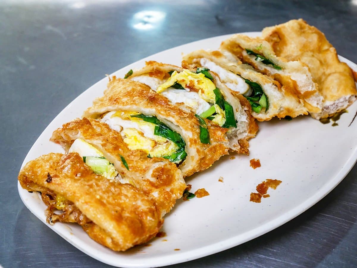 老饕激推台北最好吃!現擀現炸「韭菜炸蛋餅」飄香60年,滿料鹹豆漿也必點 老饕激推台北最好吃!現擀現炸「韭菜炸蛋餅」飄香60年,滿料鹹豆漿也必點